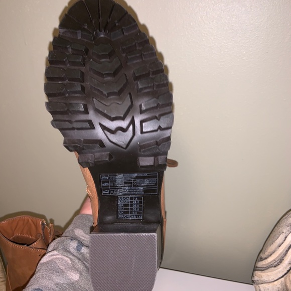 Lace up leather heeled boots - Picture 5 of 6